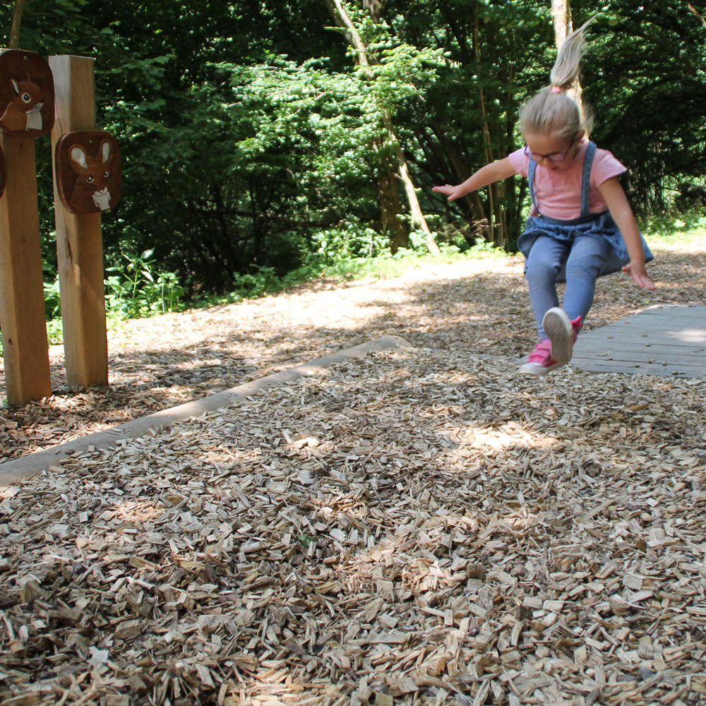 Kind macht einen Weitsprung