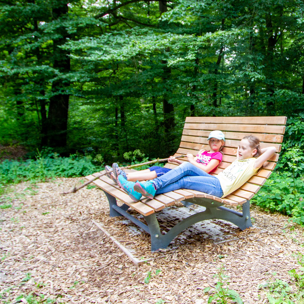Kinder entspannen auf dem Waldsofa